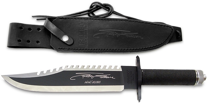 Das Rambo II Messer signiert von Sylvester Stallone und der Lederscheide